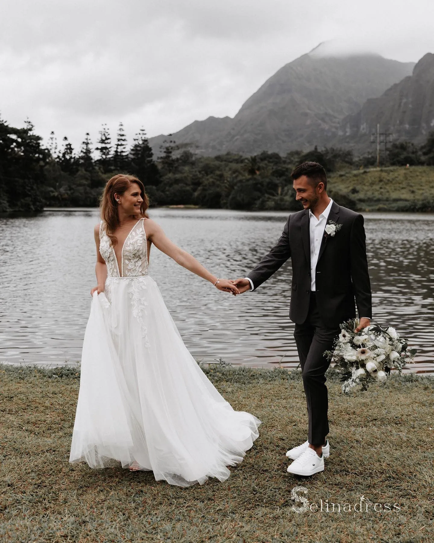 Chic A-line V neck Embroidery Lace Wedding Dresses Applique Modest Wedding Gown MLK0497