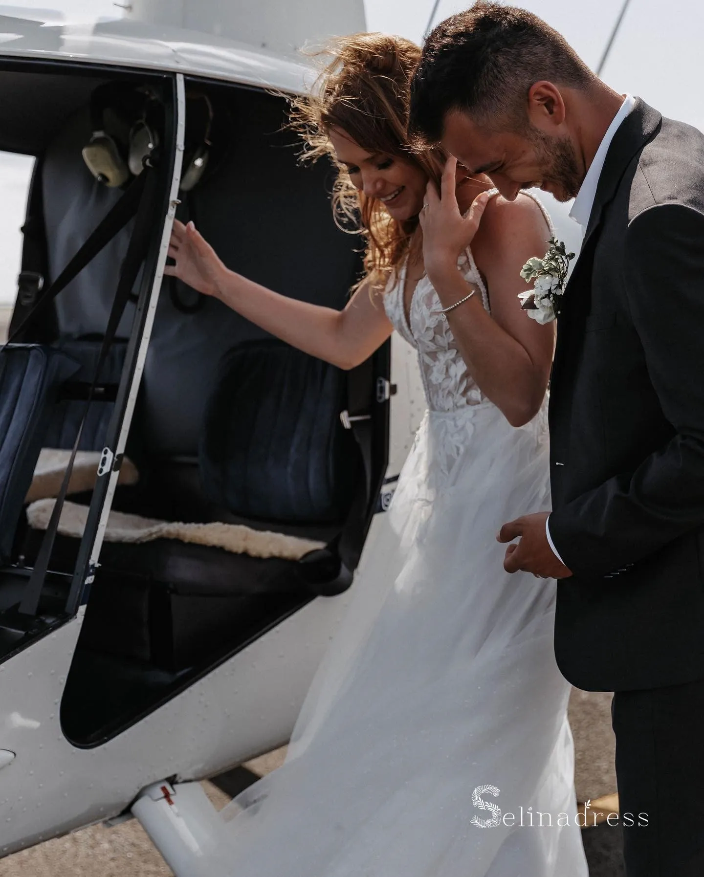 Chic A-line V neck Embroidery Lace Wedding Dresses Applique Modest Wedding Gown MLK0497